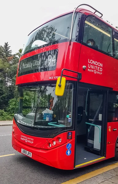 Londyn Wielka Brytania Lipca 2020 Nowoczesny Czerwony Dwupiętrowy Autobus Czeka — Zdjęcie stockowe