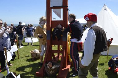 Broadstairs, Kent-Uk 22 Haziran 2019: Ziyaretçiler, kostümlü insanlar, yeniden canlandırmalar, müzik, tezgahlar ve ödüllü plaj ile Broadstairs yıllık Dickens Festivali keyfini çıkarın.