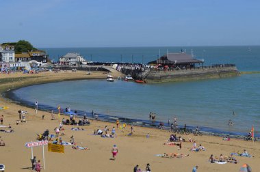 Broadstairs, Kent-Uk 22 Haziran 2019: Ziyaretçiler, kostümlü insanlar, yeniden canlandırmalar, müzik, tezgahlar ve ödüllü plaj ile Broadstairs yıllık Dickens Festivali keyfini çıkarın.