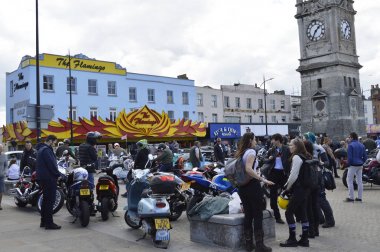 Margate,Kent/Uk-Mayıs 27 2019: Özel bisikletli yüzlerce bisikletçi, yıllık Ace Cafe yardım bisikleti yolculuğu olan Margate Meltdown için Margate'e akın ediyor. Ziyaretçiler sergilenen motorlu bisikletlerin keyfini çıkarıyor.