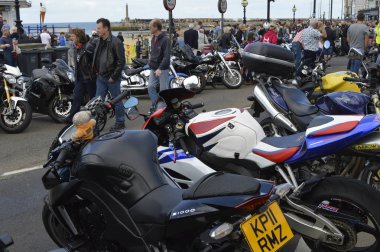 Margate,Kent/Uk-Mayıs 27 2019: Özel bisikletli yüzlerce bisikletçi, yıllık Ace Cafe yardım bisikleti yolculuğu olan Margate Meltdown için Margate'e akın ediyor. Ziyaretçiler sergilenen motorlu bisikletlerin keyfini çıkarıyor.