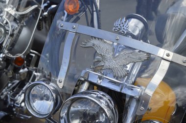 Margate,Kent/Uk-Mayıs 27 2019: Özel bisikletli yüzlerce bisikletçi, yıllık Ace Cafe yardım bisikleti yolculuğu olan Margate Meltdown için Margate'e akın ediyor. Ziyaretçiler sergilenen motorlu bisikletlerin keyfini çıkarıyor.