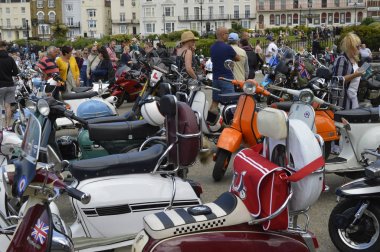 Margate,Kent/Uk-Mayıs 27 2019: Özel bisikletli yüzlerce bisikletçi, yıllık Ace Cafe yardım bisikleti yolculuğu olan Margate Meltdown için Margate'e akın ediyor. Ziyaretçiler sergilenen motorlu bisikletlerin keyfini çıkarıyor.