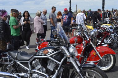 Margate,Kent/Uk-Mayıs 27 2019: Özel bisikletli yüzlerce bisikletçi, yıllık Ace Cafe yardım bisikleti yolculuğu olan Margate Meltdown için Margate'e akın ediyor. Ziyaretçiler sergilenen motorlu bisikletlerin keyfini çıkarıyor.