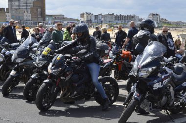 Margate,Kent/Uk-Mayıs 27 2019: Özel bisikletli yüzlerce bisikletçi, yıllık Ace Cafe yardım bisikleti yolculuğu olan Margate Meltdown için Margate'e akın ediyor. Ziyaretçiler sergilenen motorlu bisikletlerin keyfini çıkarıyor.