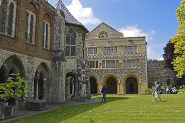 Canterbury, Kent / İngiltere - 25 Mayıs 2019: Dünyaca ünlü Canterbury Katedrali yıllık Açık Bahçeler için bir bölge açtı. Ziyaretçiler özel bahçeleri ve klasik araba teşhirini ziyaret etmekten keyif alıyorlar..