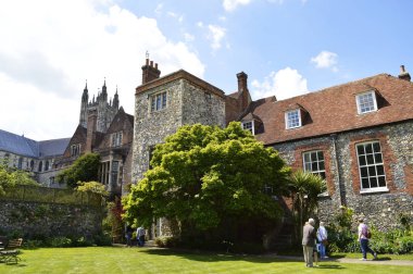 Canterbury, Kent / İngiltere - 25 Mayıs 2019: Dünyaca ünlü Canterbury Katedrali yıllık Açık Bahçeler için bir bölge açtı. Ziyaretçiler özel bahçeleri ve klasik araba teşhirini ziyaret etmekten keyif alıyorlar..