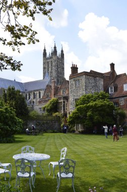 Canterbury, Kent / İngiltere - 25 Mayıs 2019: Dünyaca ünlü Canterbury Katedrali yıllık Açık Bahçeler için bir bölge açtı. Ziyaretçiler özel bahçeleri ve klasik araba teşhirini ziyaret etmekten keyif alıyorlar..