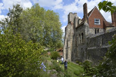 Canterbury, Kent / İngiltere - 25 Mayıs 2019: Dünyaca ünlü Canterbury Katedrali yıllık Açık Bahçeler için bir bölge açtı. Ziyaretçiler özel bahçeleri ve klasik araba teşhirini ziyaret etmekten keyif alıyorlar..