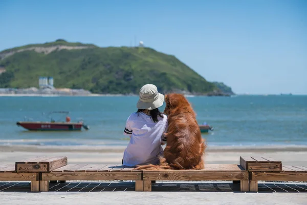 Golden Retriever Τον Ιδιοκτήτη Κάνει Ηλιοθεραπεία Στη Θάλασσα — Φωτογραφία Αρχείου