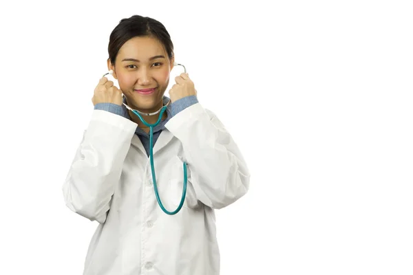 Azjatycka Młoda Lekarka Uśmiecha Się Kamery Białym Tle — Zdjęcie stockowe