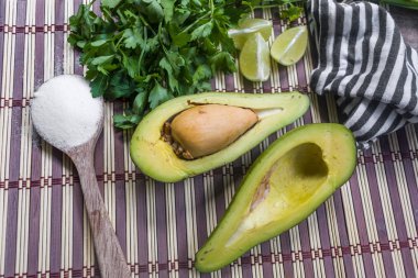 tuz ve limon eşliğinde yarım kesilmiş avokado