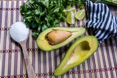 tuz ve limon eşliğinde yarım kesilmiş avokado