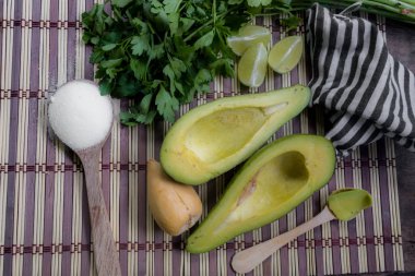 tuz ve limon eşliğinde yarım kesilmiş avokado