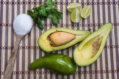 tuz ve limon eşliğinde yarım kesilmiş avokado