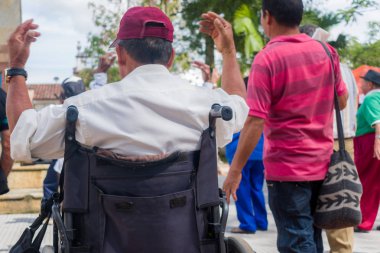 Yaşlı insanlar açık havada egzersiz