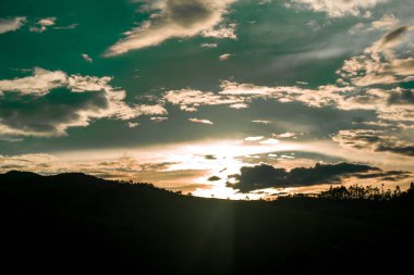 Alanları ve Kolombiya dağlarında güzel gün batımı