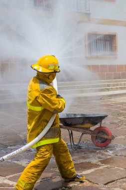 İtfaiye yangını koyarak