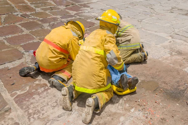 通りの最初の援助を提供する消防士 — ストック写真