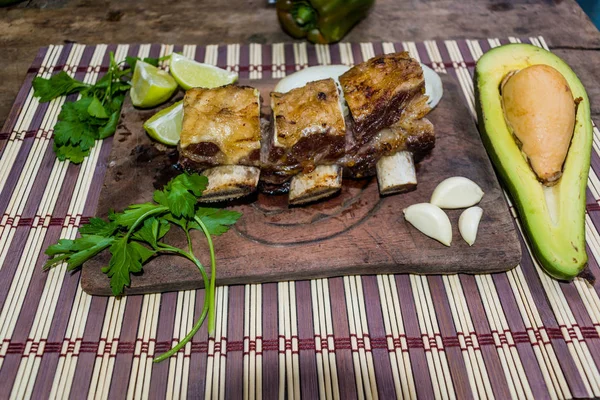 Deliciosa Carne Costilla Primer Plano Acompañada Aguacate Verduras —  Fotos de Stock