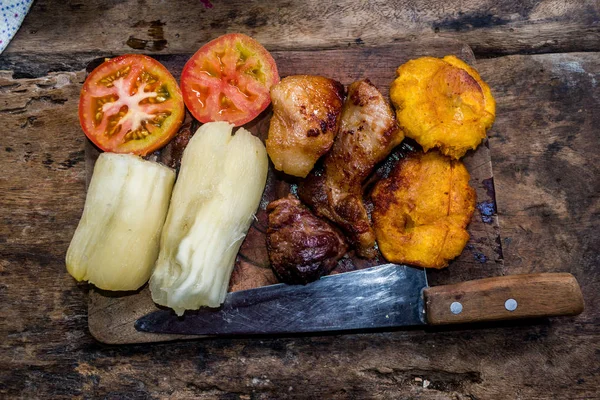 Grill Pork Con Yucca Banana — Foto de Stock