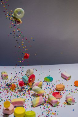 gummies ve ağır çekimde renkli şekerler