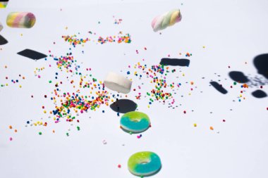 gummies ve ağır çekimde renkli şekerler