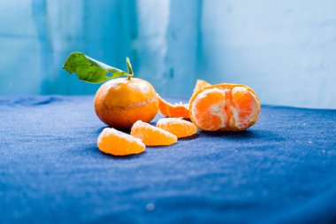 ön planda olgun mandalina