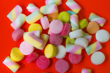 turuncu zemin üzerine tatlı gummies