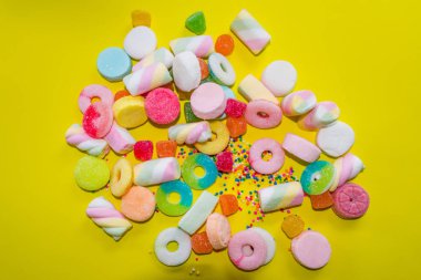 gummies ve sarı zemin üzerine şeker