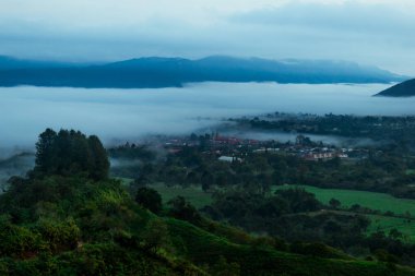 Güzel gündoğumu kırsal peyzaj