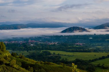 Güzel gündoğumu kırsal peyzaj