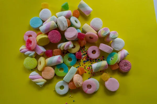 Gummies Cukierki Żółtym Tle — Zdjęcie stockowe