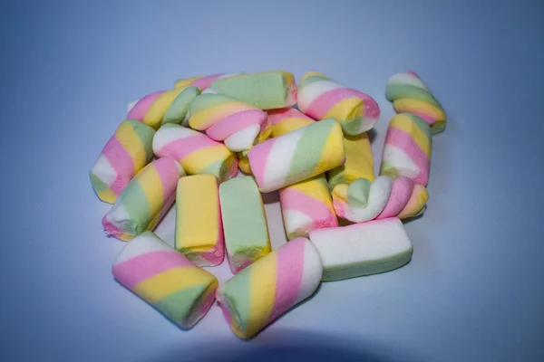 Farbige Bonbons Auf Weißem Hintergrund — Stockfoto