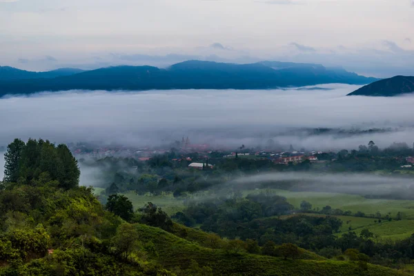Güzel gündoğumu kırsal peyzaj