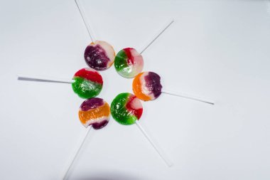 Beyaz arka plan üzerinde tatlı lolipop
