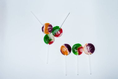 Beyaz arka plan üzerinde tatlı lolipop
