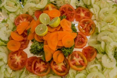 Vejetaryen havuç ve domates salatası