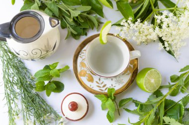 Şifalı otlar Ann Lemon tarafından çevrili de aromatik su ile