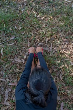 açık havada kadın germe yapmak egzersizleri