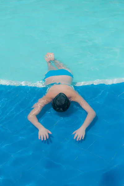 Junge Frau Schwimmt Badebekleidung Pool — Stockfoto