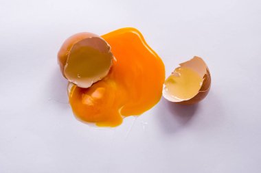 Kırık yumurta kabuğu ile