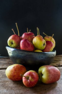 Natürmort siyah kil kase elma