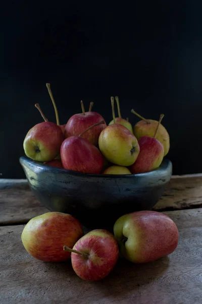 Natura morta di mele in boccia di argilla nera — Foto Stock
