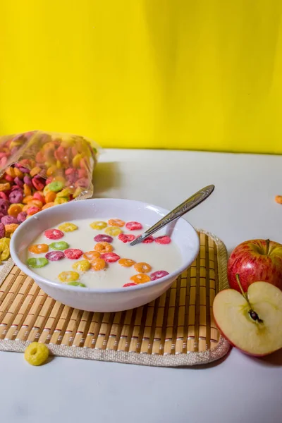 Hälsosam frukost färgglada flingor — Stockfoto
