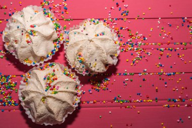 Meringues renkli kıvılcım ve mutlu boruları ile