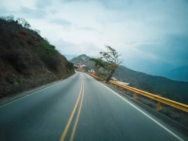 Fotos im Vintage-Stil der Landschaft des Chicamocha-Canyons und der Straße, die ihn in Kolumbien durchquert — Stockfoto