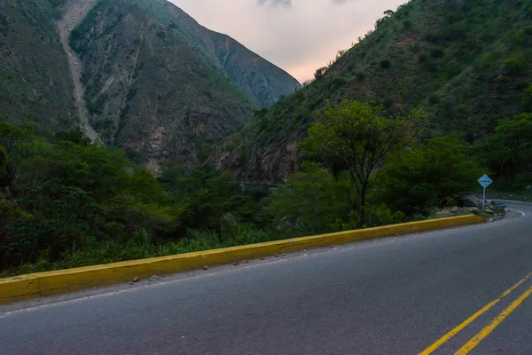 PAISAJE DE LAS MONTAÑAS QUE DURANTE EL CANYON DE CHICAMOCHA EN COLOMBIA Imagen De Stock