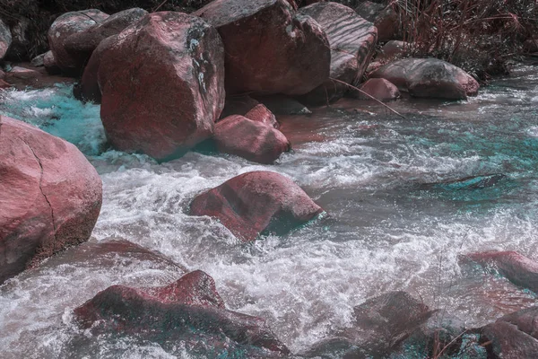 Beautiful river landscape with huge rocks and crystal clear waters — Stock Photo, Image