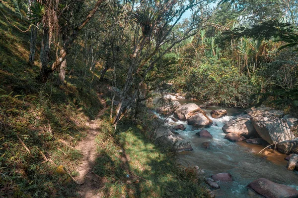 Річковий пейзаж з великими каменями — стокове фото